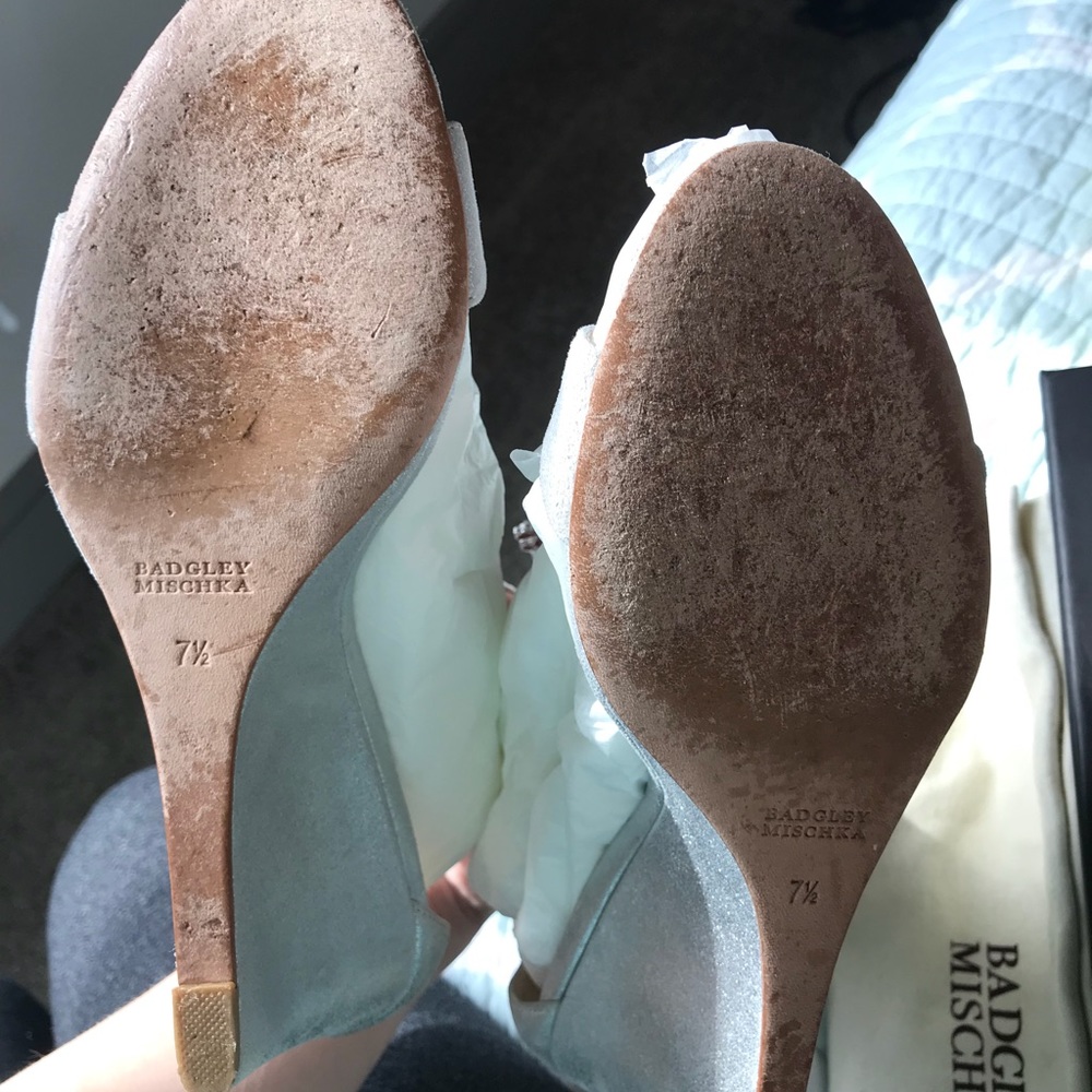 Badgley Mischka Silver Wedges 7.5 - Picture 4 of 7